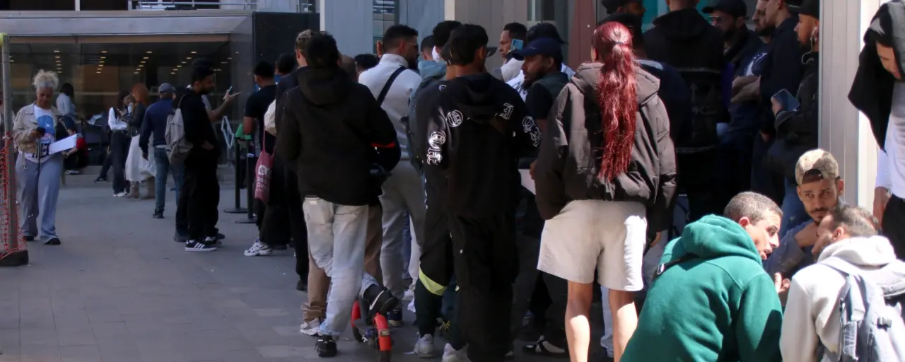 Fins a cinc hores de cua per fer tràmits vinculats a la regularització en una oficina d'atenció ciutadana a Barcelona